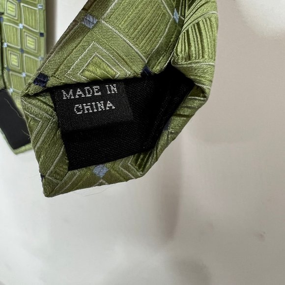Michael Kors Men’s Necktie 3 ¾” Green Silk Textured Squares & Blue Dots - Picture 11 of 11